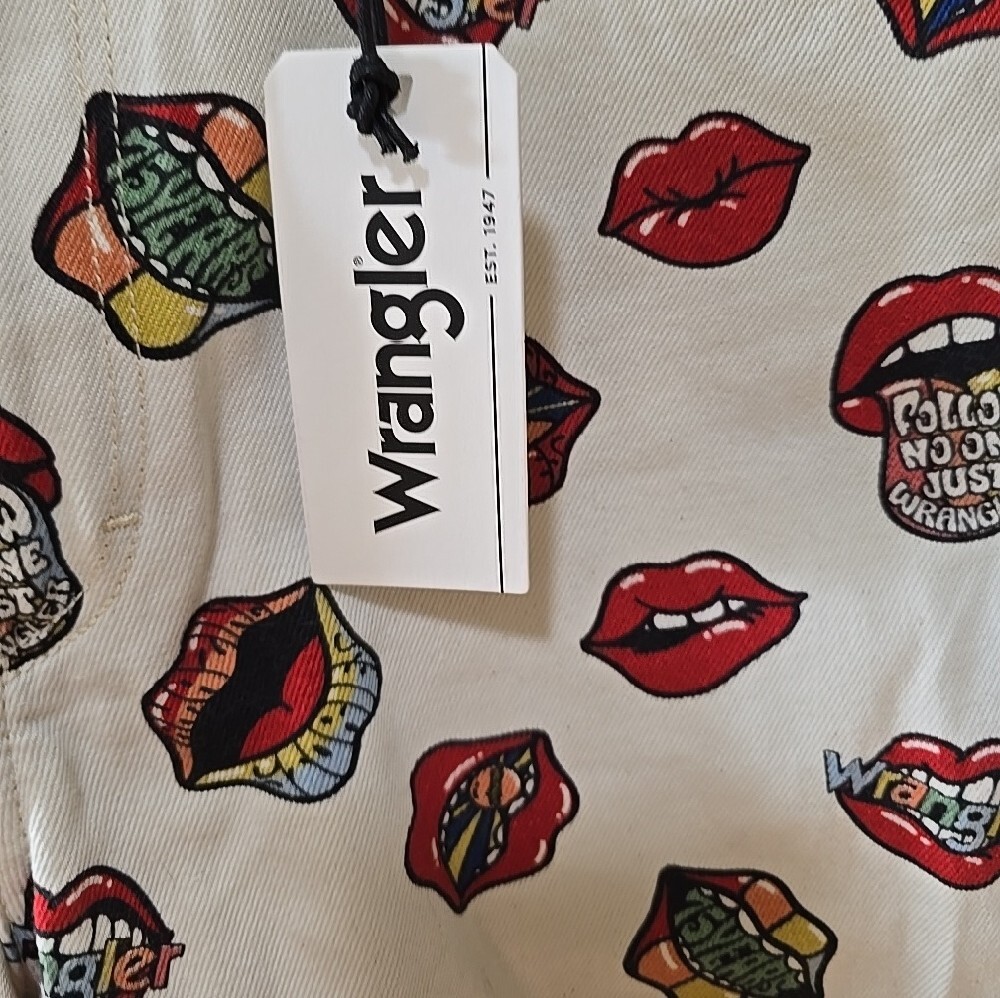 Wrangler White Barrels with Red Lip & Multicolor Pop Prints - Picture 3 of 6